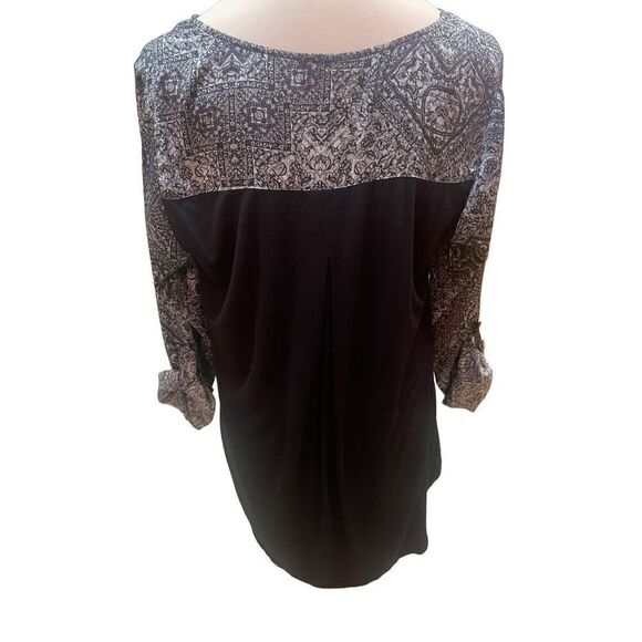 Rock & Republic Gray & Black Long Sleeve Geometric Design High/Low V-Neck Tunic/ - Picture 3 of 16
